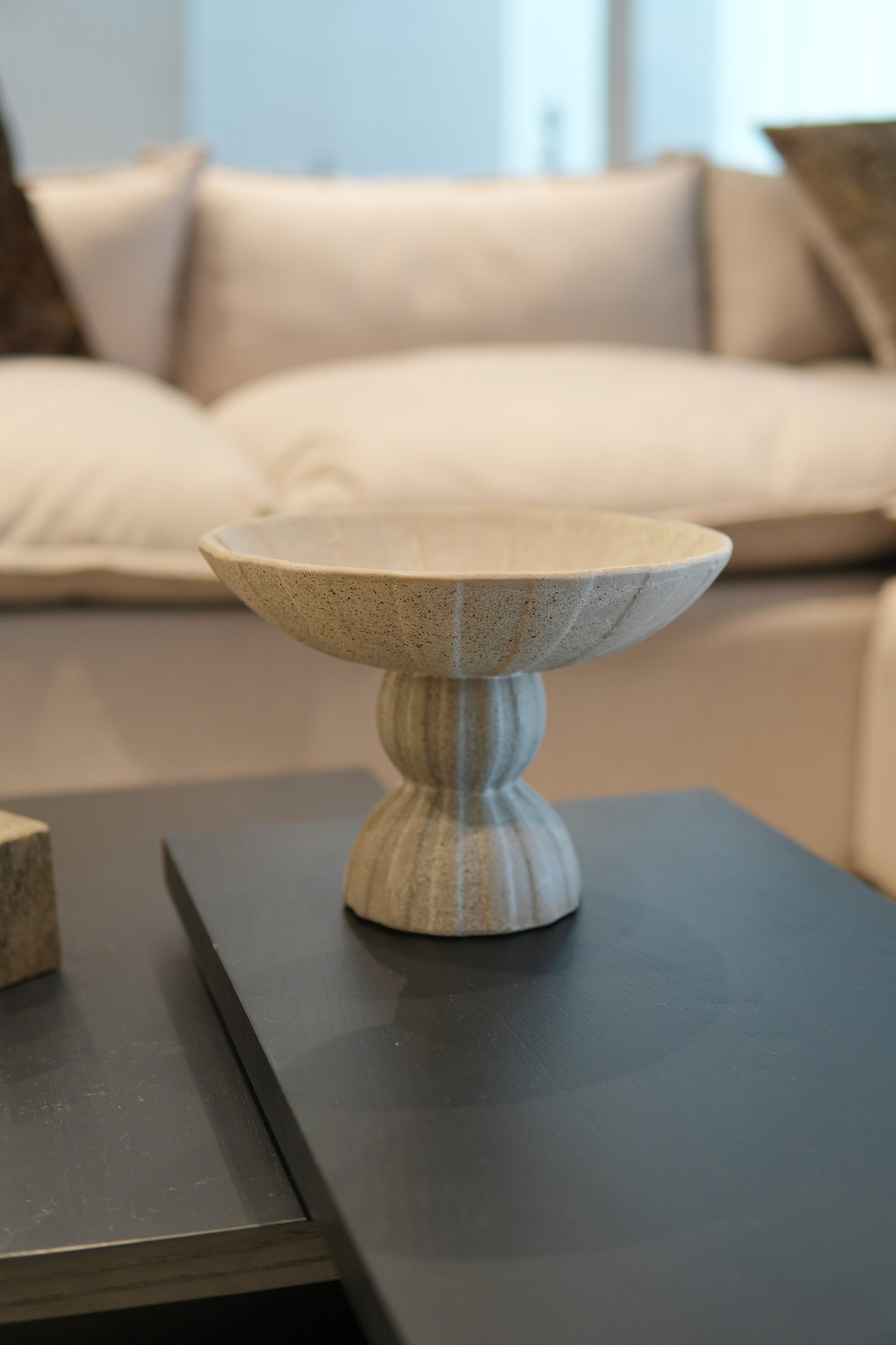 Bowl pedestal color beige