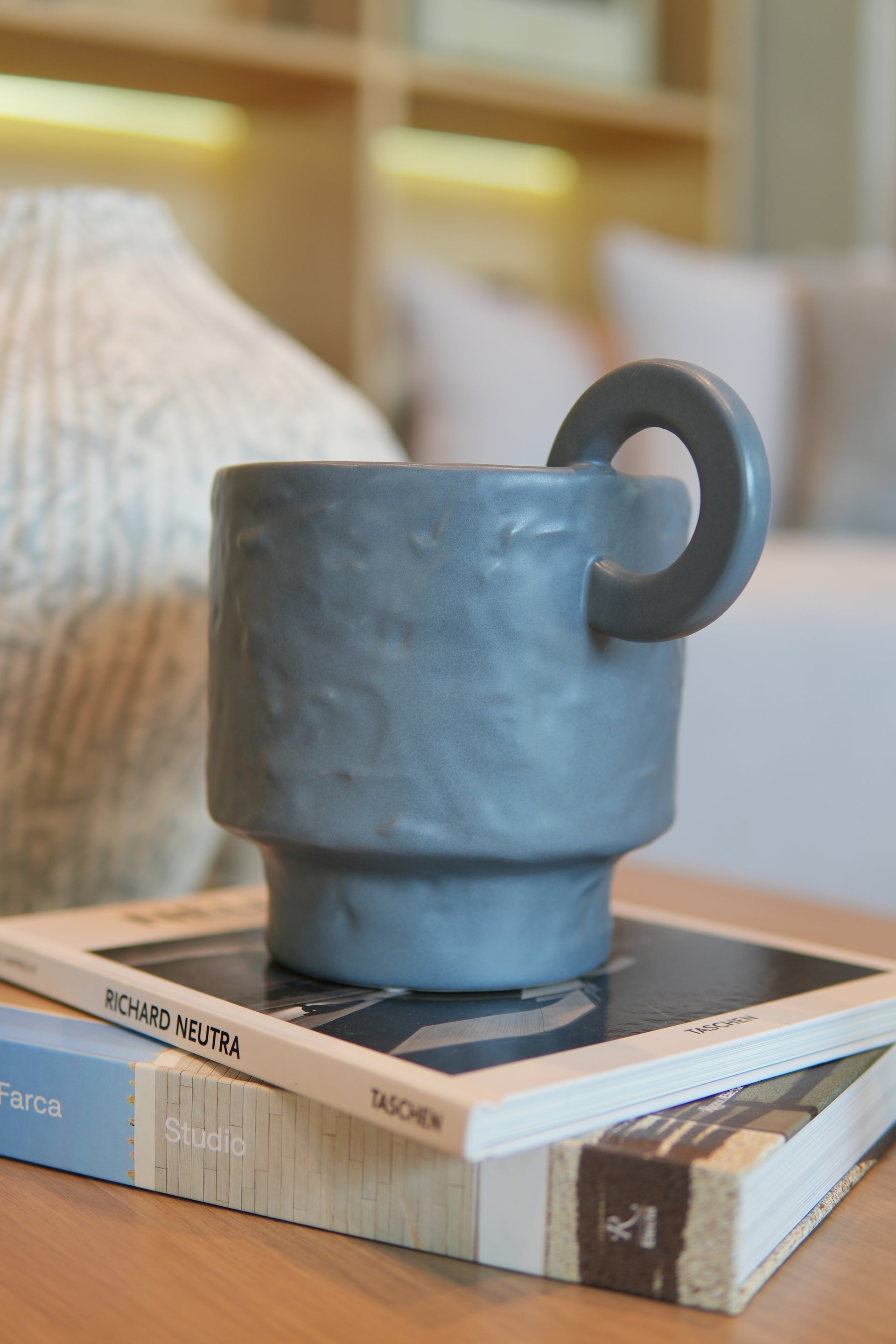 Jarrón azul con agarradera